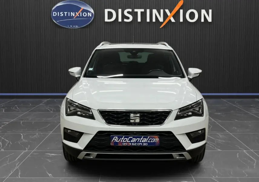 Vue frontale d’un SEAT Ateca blanc 2016, mettant en valeur sa calandre noire et ses phares anguleux LED.