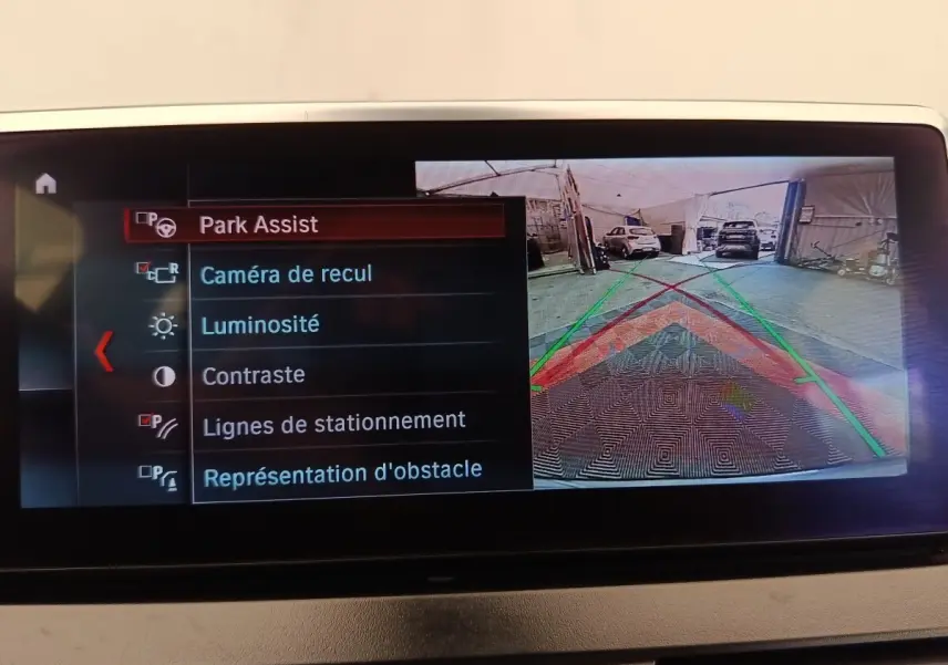 Écran multimédia de BMW Série 2 Gran Tourer 218i montrant la caméra de recul avec lignes de stationnement colorées.