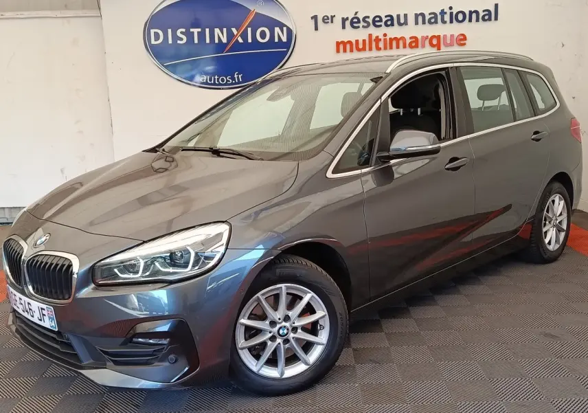 BMW Série 2 Gran Tourer gris clair vue 3/4 avant droit, avec jantes alliage et feux LED distinctifs.