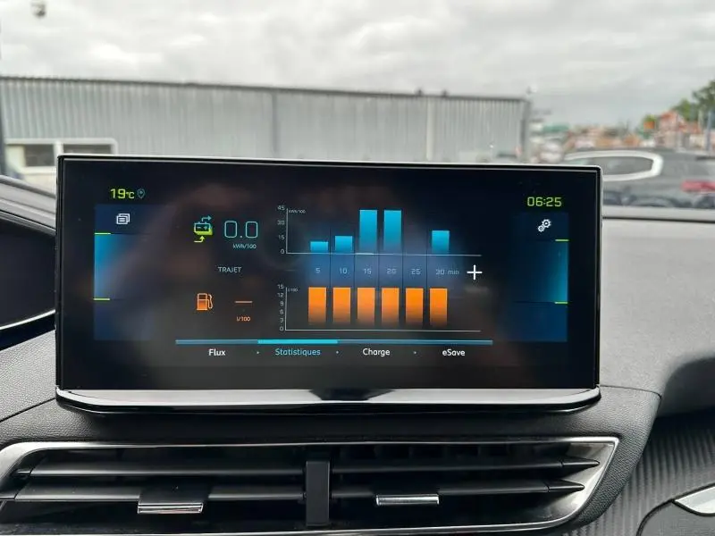 Écran tactile central du Peugeot 3008 Hybride Rechargeable 2024 affichant les statistiques de consommation, vue intérieure frontale.
