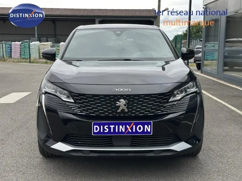 Vue avant frontale du Peugeot 3008 Hybride Rechargeable noir Perla Nera avec calandre distinctive et logo lion central.
