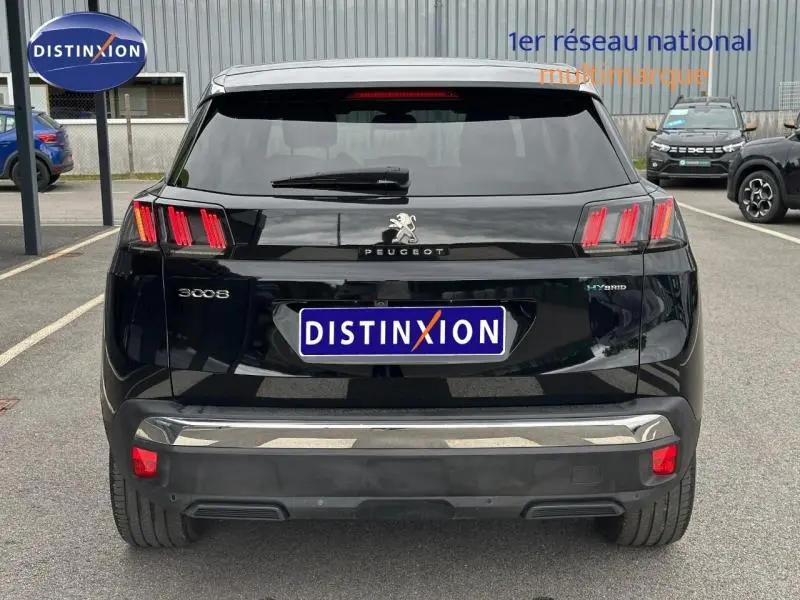 Vue arrière du Peugeot 3008 hybride rechargeable noir Perla Nera avec feux arrière LED et logo central sur hayon.