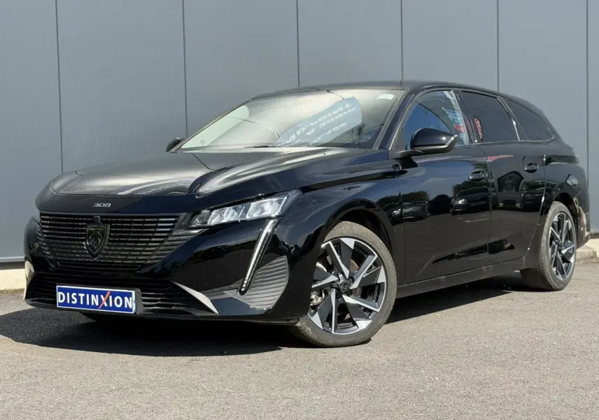 Peugeot 308 SW noir Perla vue 3/4 avant droit, avec jantes alliage 17'' et calandre noire distinctive.