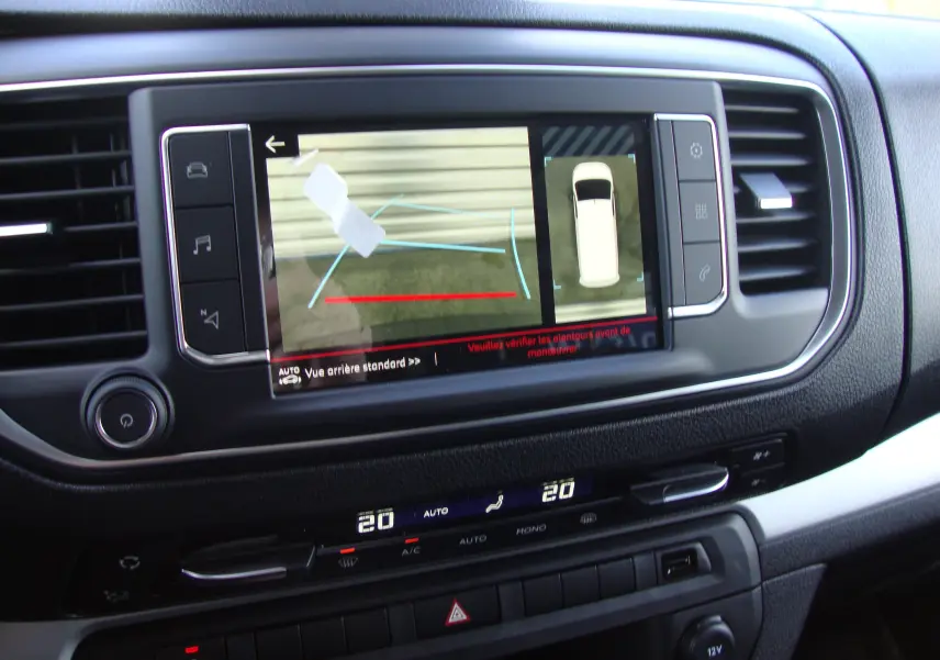 Écran central du tableau de bord du Citroën Jumpy XL gris, affichant la caméra de recul et les commandes de climatisation.