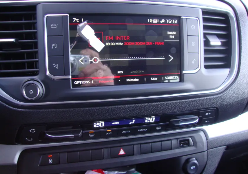 Tableau de bord du Citroën Jumpy XL gris platinum 2024, vue rapprochée de l'écran tactile et commandes climatisation digitales.