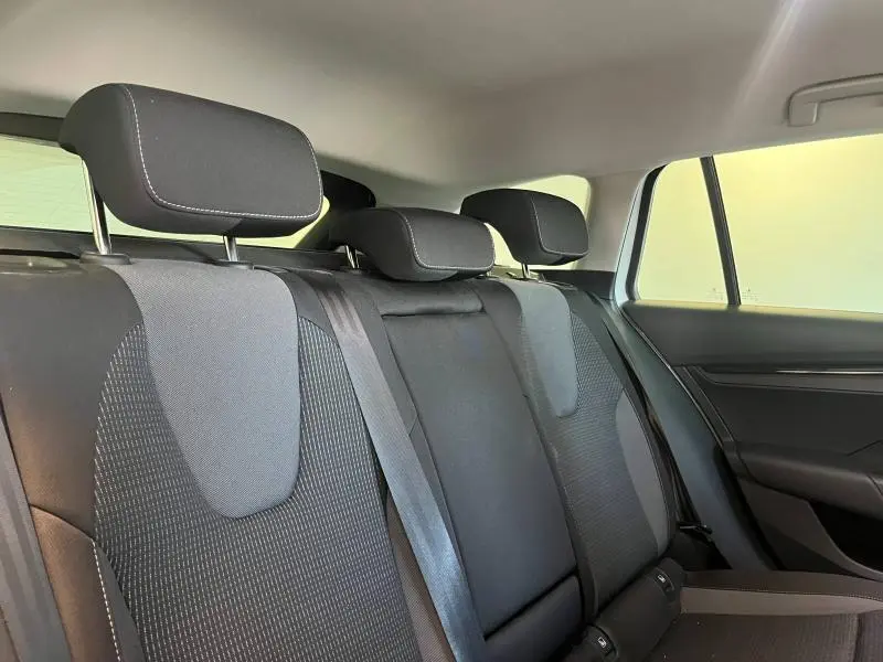 Vue intérieure arrière de la banquette noire en tissu Ambition/Business du Skoda Octavia Combi 2022 avec appuie-têtes réglables.