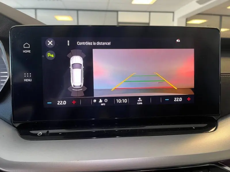 Écran tactile intérieur de la Skoda Octavia Combi blanc, affichant la caméra de recul et l'aide au stationnement.