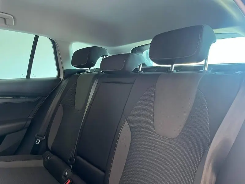 Vue intérieure arrière du Skoda Octavia Combi 2022 avec sièges tissu noir et appuie-têtes réglables.