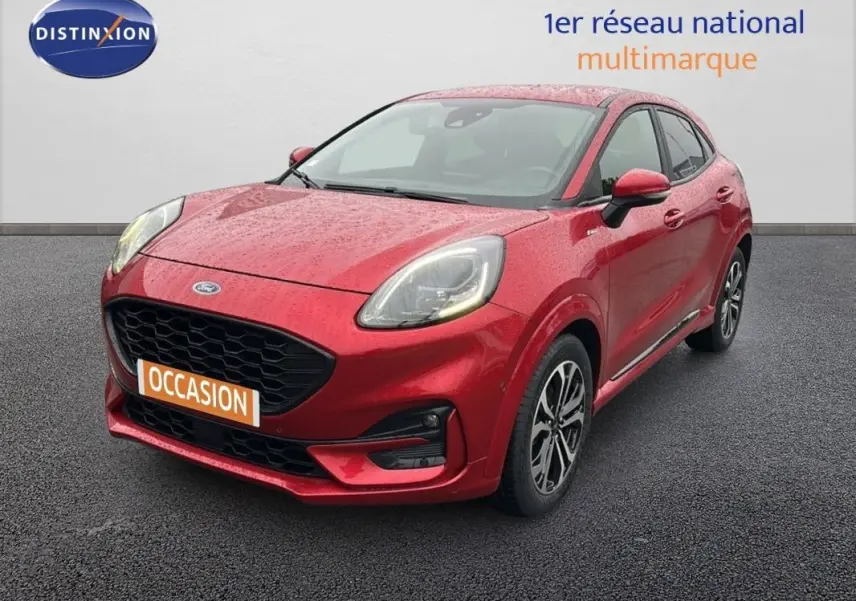 Vue 3/4 avant d'une Ford Puma rouge 2020 avec jantes alliage 17 pouces sur sol gris.