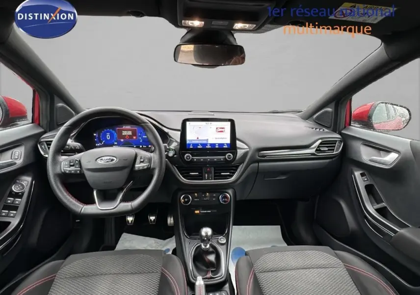 Vue intérieure avant du Ford Puma rouge 2020, avec tableau de bord numérique et écran tactile central.