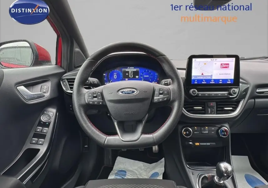 Vue intérieure frontale du Ford Puma rouge 2020, tableau de bord moderne avec écran tactile et volant multifonction.