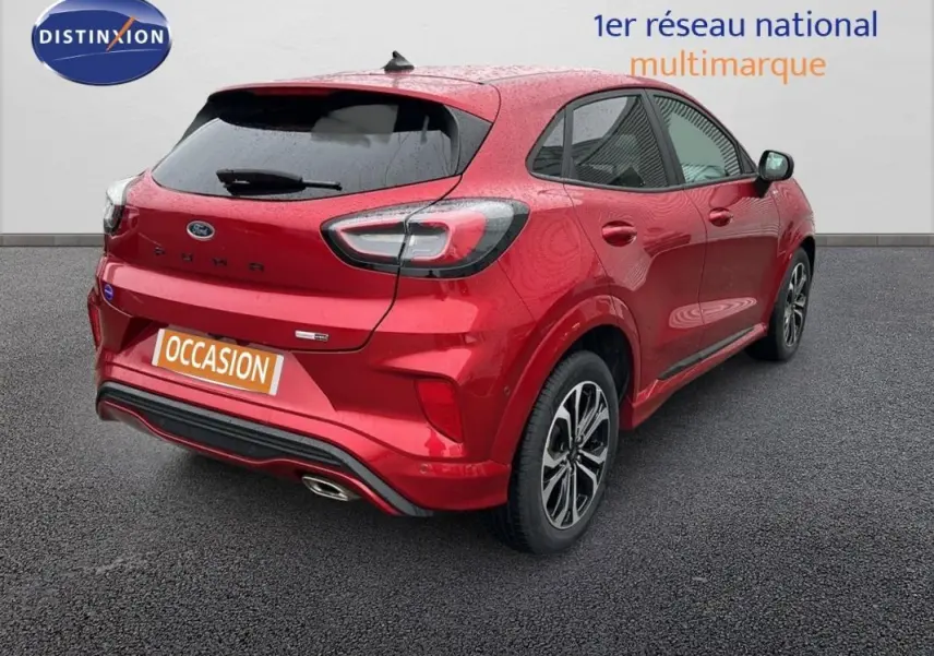 Vue 3/4 arrière droite d'une Ford Puma rouge 2020 avec jantes alliage 17 pouces et feux arrière LED distinctifs.