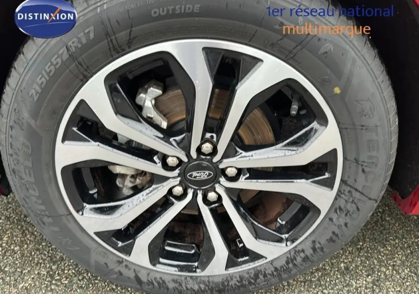 Gros plan sur la jante alliage 17 pouces noire et argentée du Ford Puma rouge de 2020.