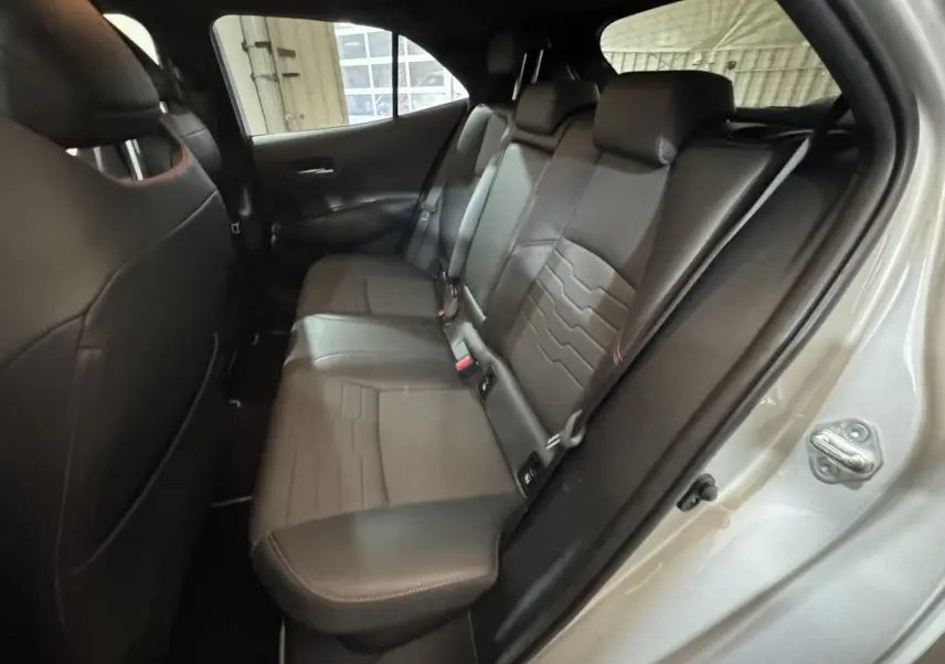 Vue côté droit sur la banquette arrière en cuir noir de la Toyota Corolla Hybride 122h Collection gris clair 2021.