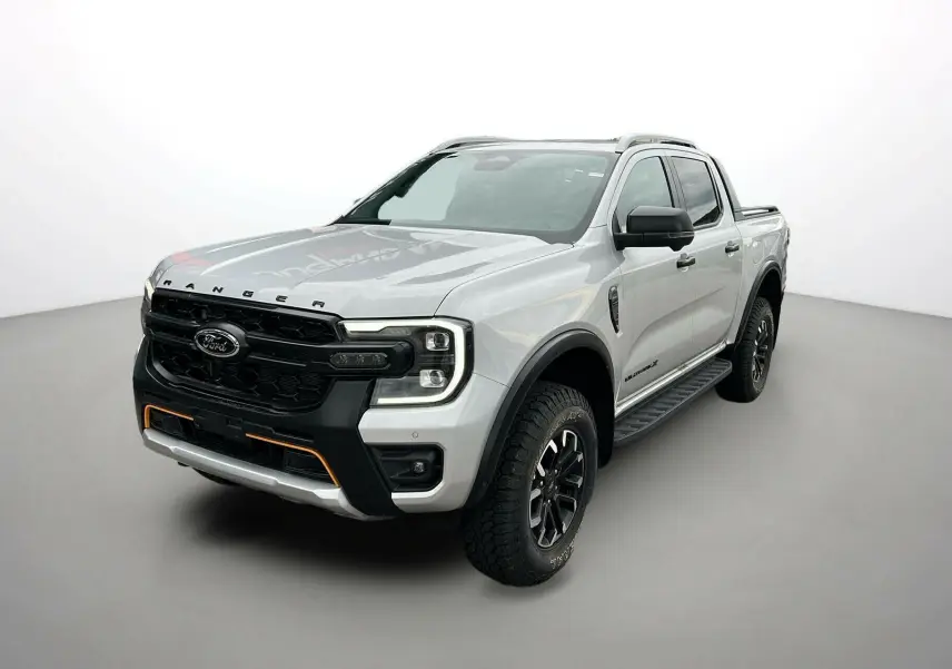 Ford Ranger 2025 gris iconic en 3/4 avant droit avec calandre noire et éclairage auxiliaire orange.