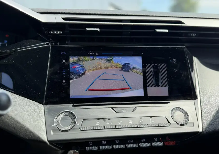 Vue rapprochée de l’écran tactile central du Peugeot 308 SW 2025 affichant la caméra de recul en marche.