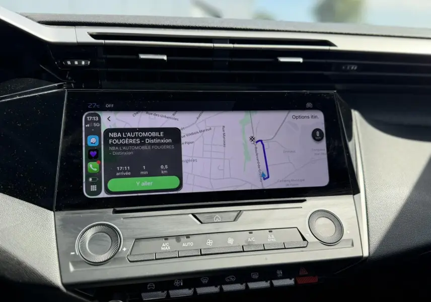 Écran tactile central 10 pouces du Peugeot 308 SW 2025 affichant un guidage GPS avec interface smartphone intégrée.