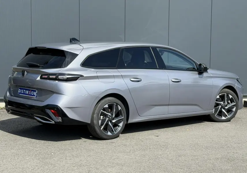 Peugeot 308 SW gris Artense vue de profil côté droit, avec jantes alliage 17'' et vitres surteintées.