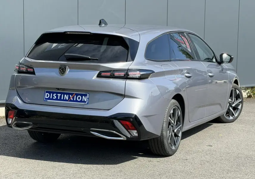 Peugeot 308 SW gris Artense vue 3/4 arrière droit, jantes alliage 17'' et feux arrière LED distinctifs.