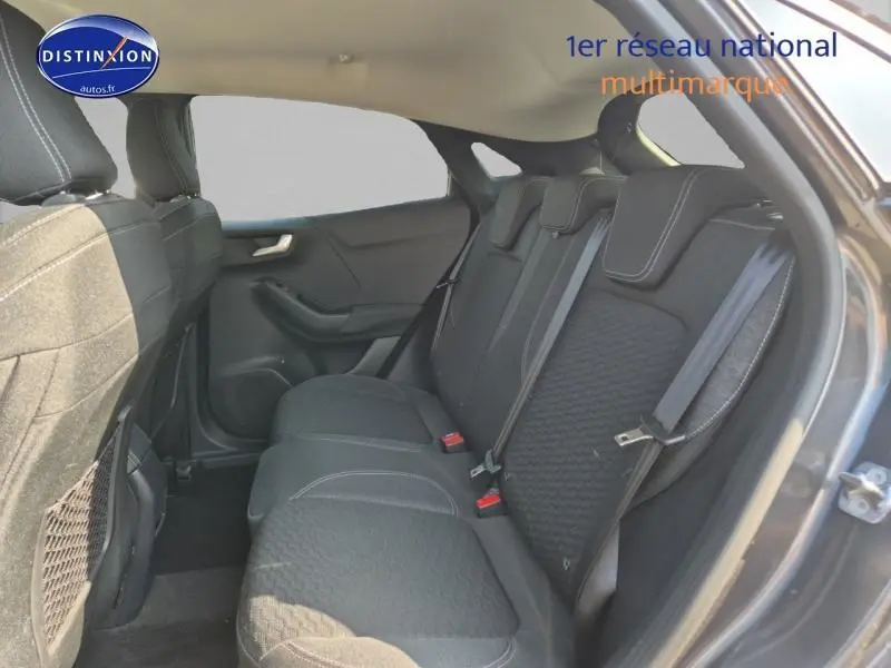 Vue latérale droite de l'habitacle arrière du Ford Puma 2022 en tissu noir Alhambra avec ceintures et appuie-têtes intégrés.