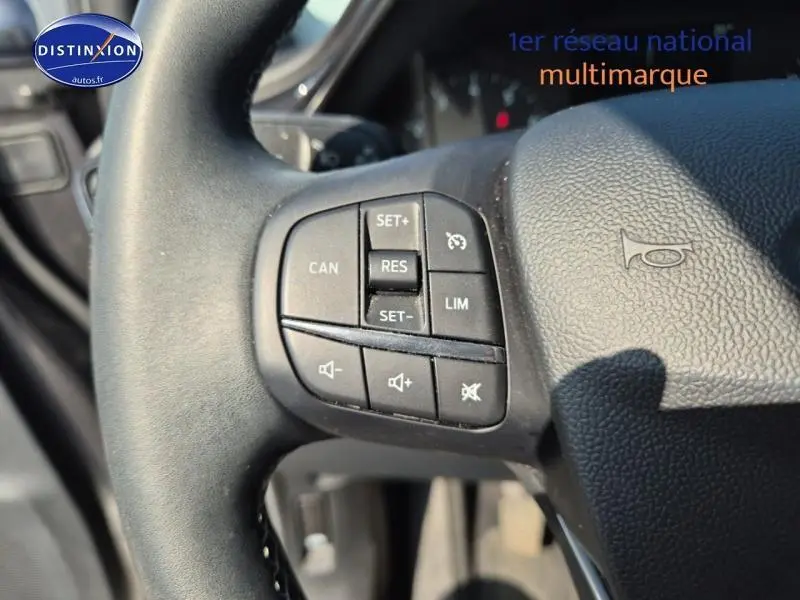 Gros plan sur les commandes du volant multifonction du Ford Puma 1.0 EcoBoost Titanium 2022 en Fashion Gris.