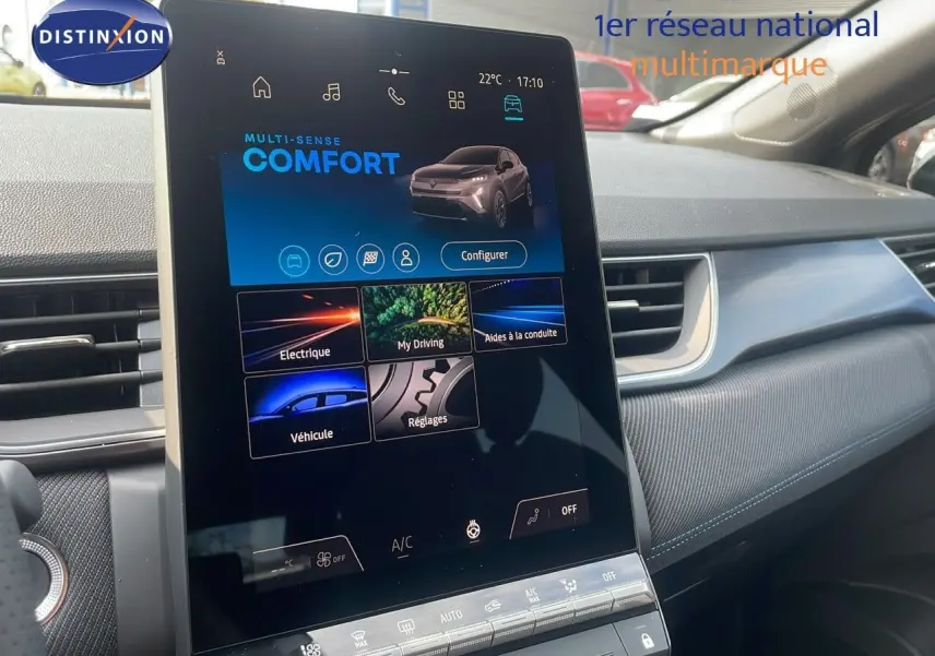 Écran tactile central affichant le mode Confort du Renault Captur E-Tech hybride gris cassiopée avec toit noir, vue intérieure côté passager.