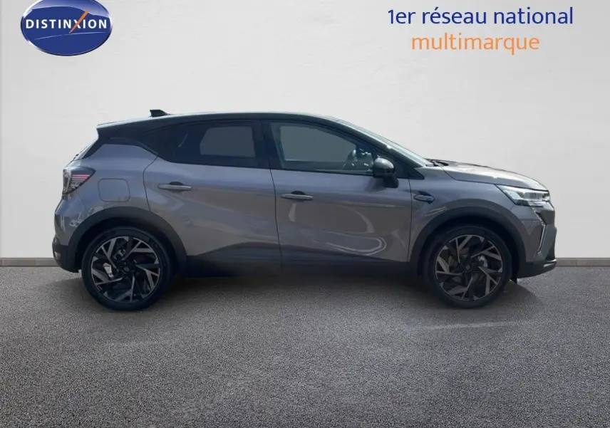 Profil côté droit du Renault Captur E-Tech hybride gris Cassiopée avec toit noir et jantes 19 pouces biton.
