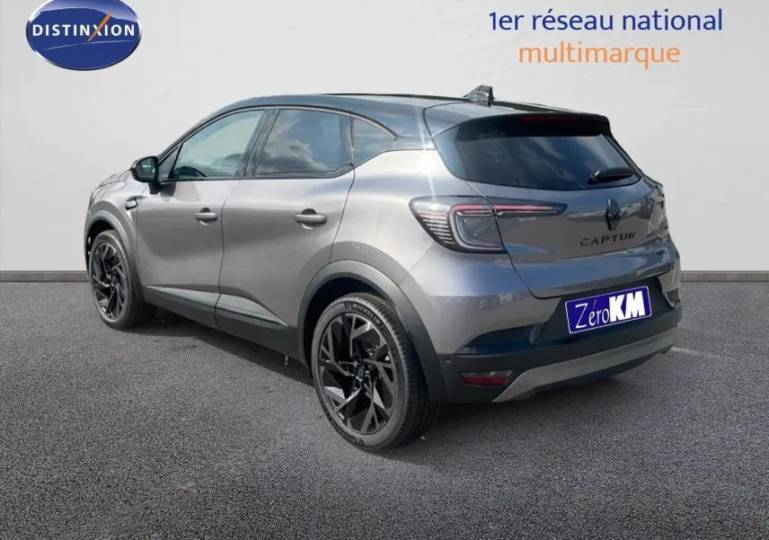 Vue 3/4 arrière gauche du Renault Captur E-Tech hybride gris cassiopée métal avec toit noir et jantes noires.
