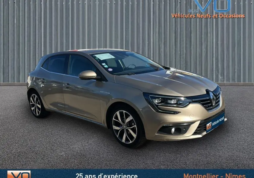 Renault Mégane IV beige vue 3/4 avant droit, avec phares LED et jantes alliage distinctives.