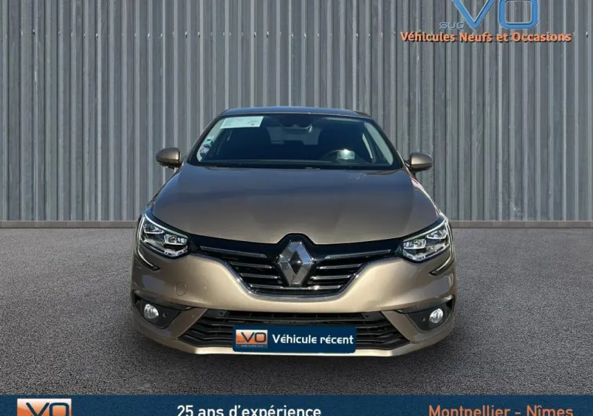 Vue frontale d'une Renault Mégane IV beige 2017 avec phares LED et calandre noire brillante.