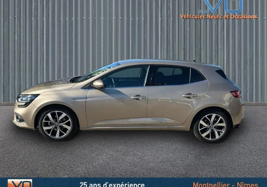 Profil latéral droit d'une Renault Mégane IV beige 2017, berline compacte aux jantes alliage modernes.