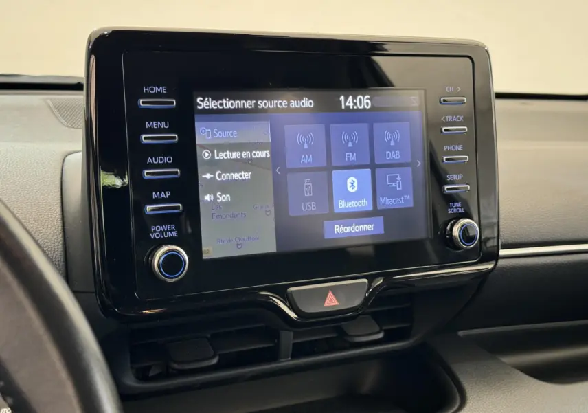 Écran tactile central de la Toyota Yaris hybride 2022 affichant les options audio et navigation, vue intérieure rapprochée.