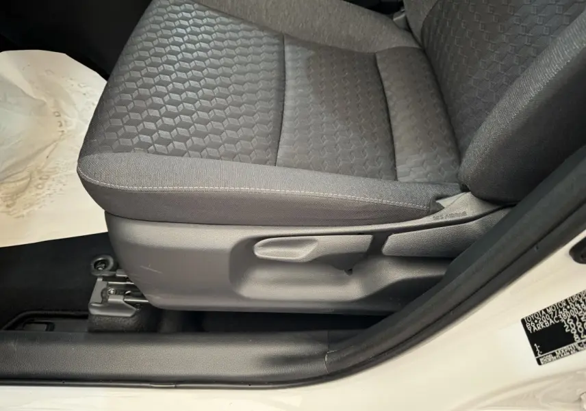 Gros plan sur le siège avant droit gris à motifs hexagonaux de la Toyota Yaris Hybride blanche 2022.