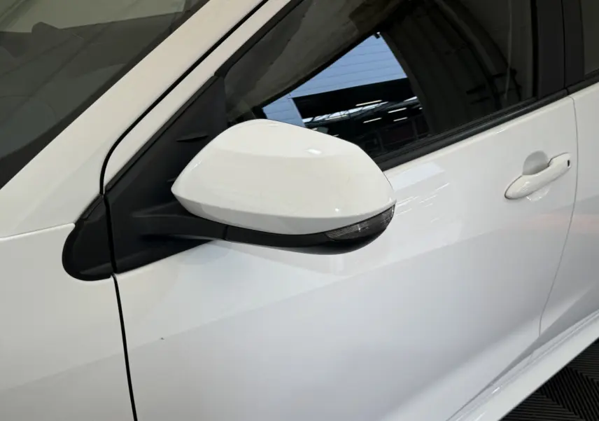Rétroviseur blanc côté gauche avec clignotant intégré sur Toyota Yaris hybride 2022 vue rapprochée du portière