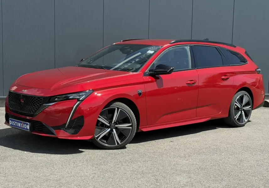 Peugeot 308 SW Rouge Elixir vue 3/4 avant droit avec jantes alliage 18'' et toit noir contrasté.