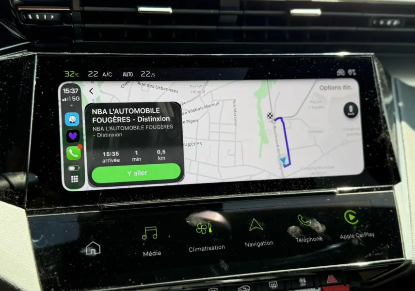 Écran tactile central du Peugeot 308 SW 2024 affichant la navigation avec interface Apple CarPlay.