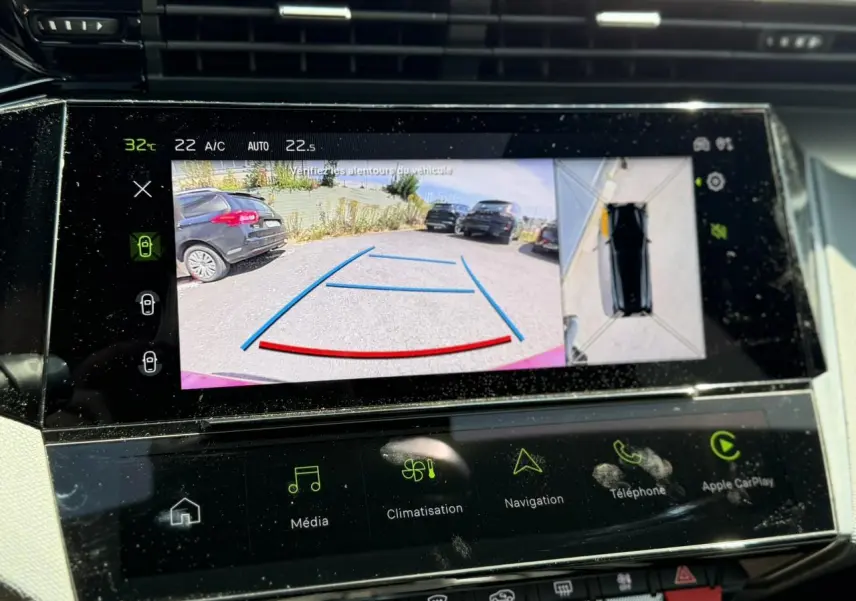 Écran tactile intérieur du Peugeot 308 SW 2024 montrant la caméra de recul et la vue 360° en stationnement.