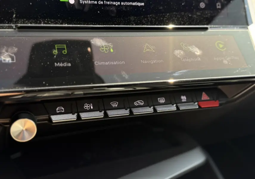 Tableau de bord du Peugeot 308 SW 2024 avec commandes tactiles et boutons physiques en ligne sous écran digital.