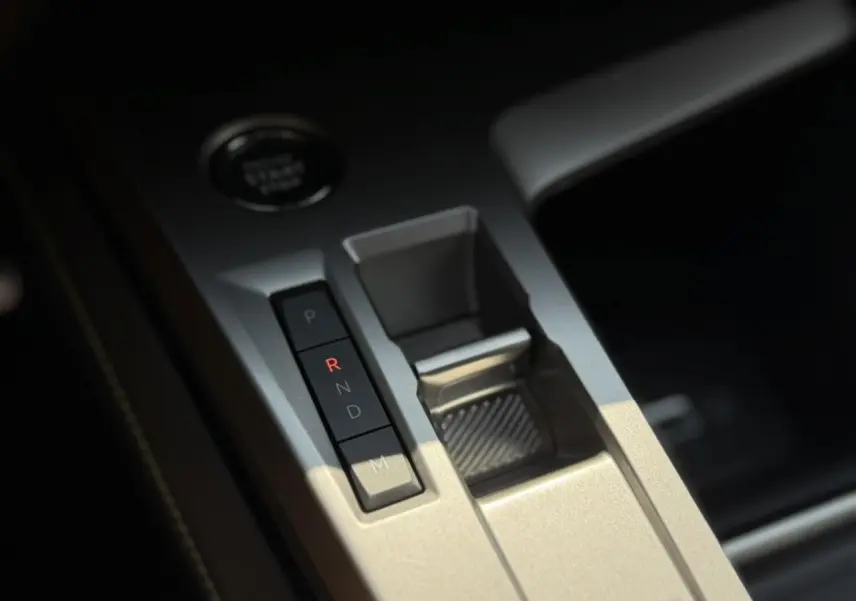 Gros plan sur la console centrale de la Peugeot 308 SW 2024, avec sélecteur de boîte auto et bouton start/stop.