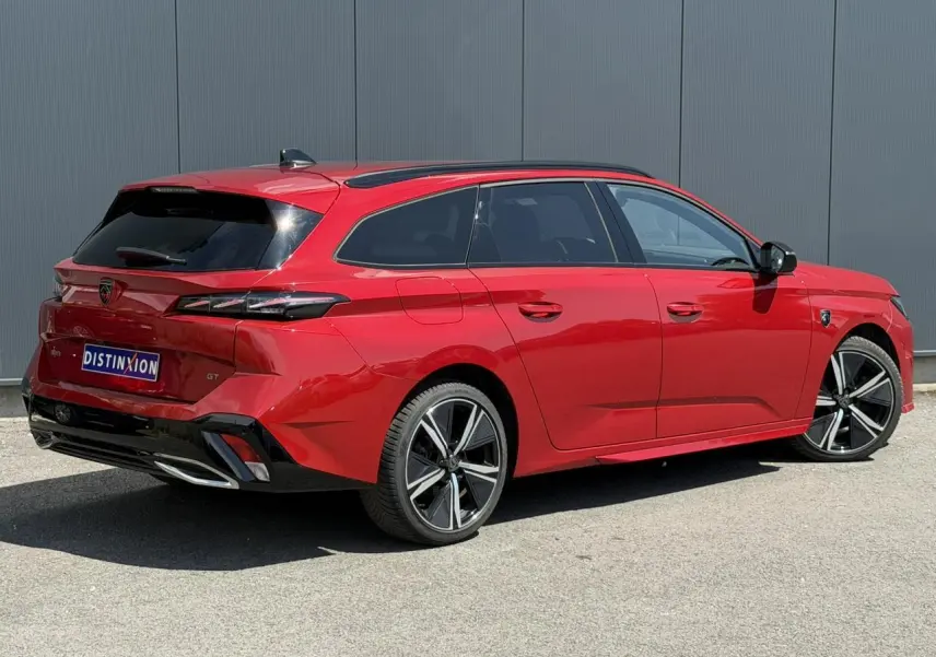 Peugeot 308 SW GT rouge Elixir vue 3/4 arrière droit avec jantes alliage 18'' et toit noir.