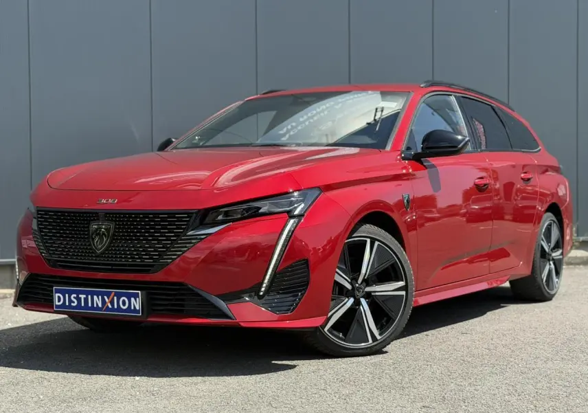 Peugeot 308 SW rouge Elixir vue 3/4 avant droit, avec jantes alliage 18'' et feux LED griffés.