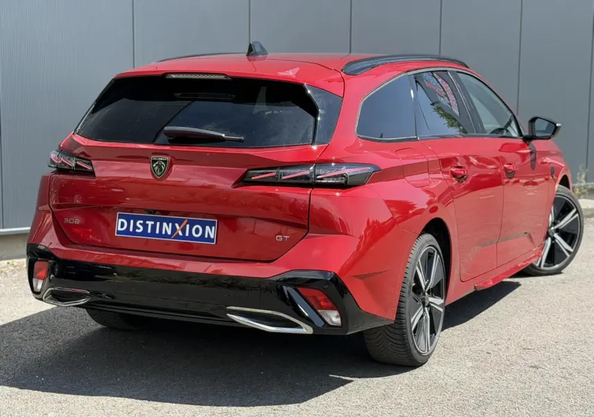 Peugeot 308 SW GT rouge Elixir vue 3/4 arrière droit, avec jantes alliage 18'' et feux arrière LED distinctifs.