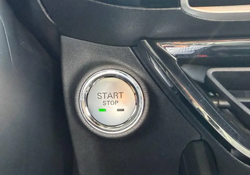 Bouton start/stop rond avec éclairage vert sur tableau de bord noir du MG3 1.5 Hybrid+ Luxury 2025.