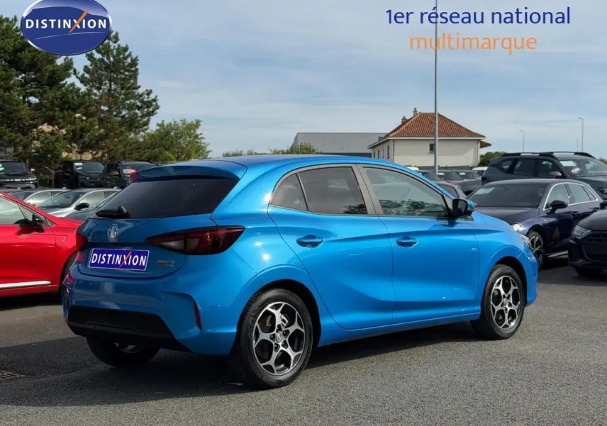 Vue 3/4 arrière droite d'une MG3 1.5 Hybrid+ 195ch Luxury en Como Blue métallisé avec vitres arrière surteintées.