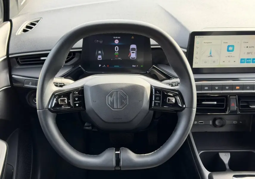 Vue frontale du volant cuir multifonction MG3 1.5 Hybrid+ 195ch Luxury avec tableau de bord numérique et écran tactile.