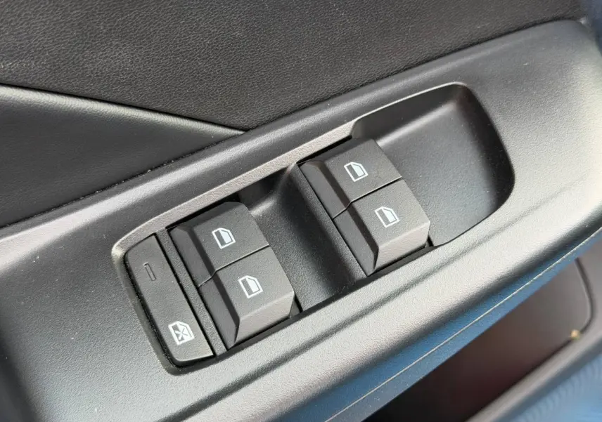 Gros plan sur les commandes de lève-vitres électriques côté conducteur d’un MG3 1.5 Hybrid+ 195ch Luxury 2025.