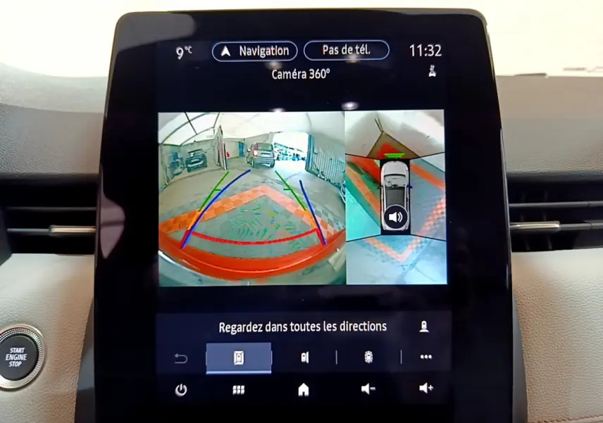 Écran tactile central de la Renault Clio Initiale Paris E-TECH 140 affichant la caméra 360° en intérieur.