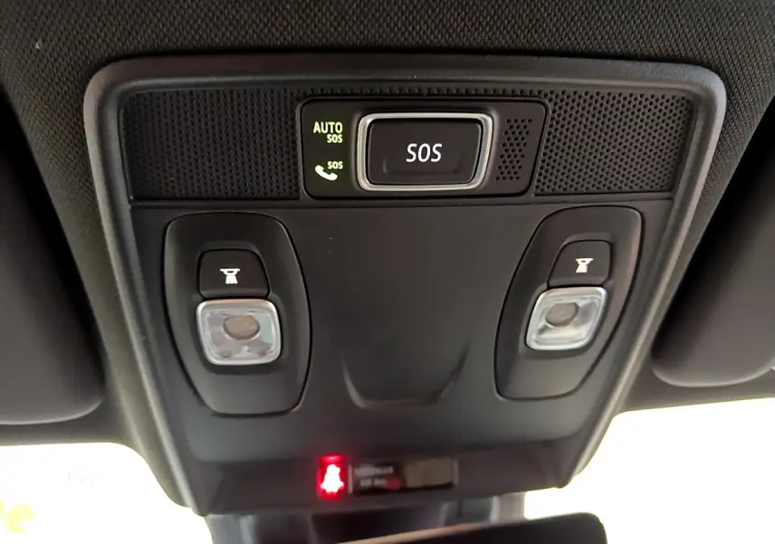 Vue rapprochée du plafonnier intérieur noir de la Renault Clio Initiale Paris E-TECH 140 avec bouton SOS et éclairages intégrés.