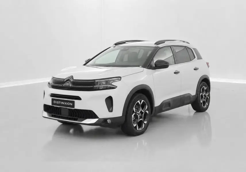 Citroën C5 Aircross hybride blanc en 3/4 avant droit, avec jantes distinctives et protections noires sur les bas de caisse.