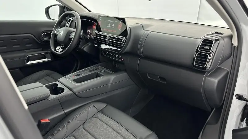 Intérieur avant droit du Citroën C5 Aircross blanc 2025, volant cuir multifonctions et écran tactile central.